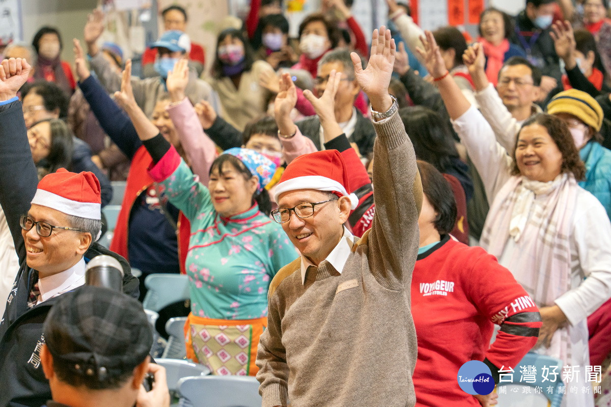 桃園市副市長王明鉅出席「桃園市112年度樂齡學習成果展」,與大家互動並合影。