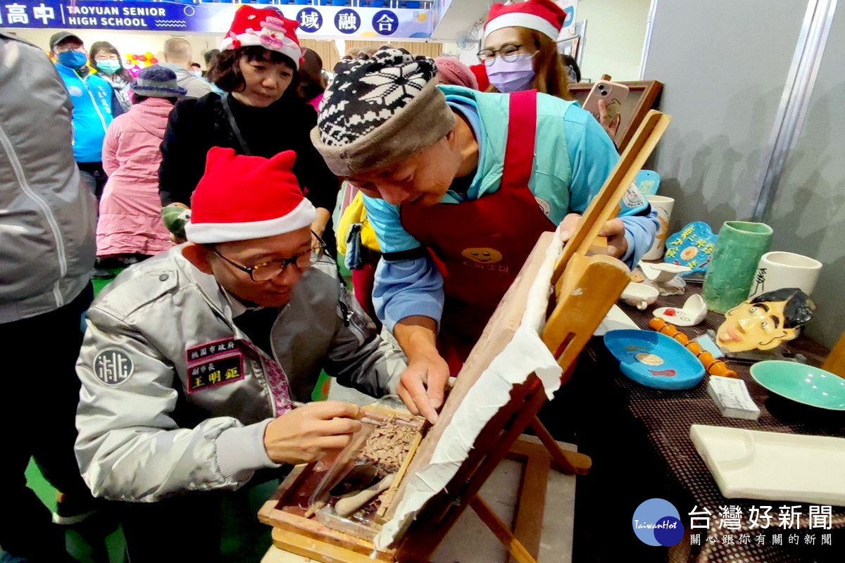 桃園市副市長王明鉅出席「桃園市112年度樂齡學習成果展」,逐一巡攤與長者們分享成果。