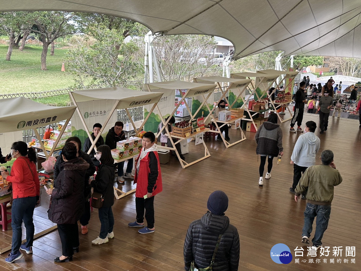 會場舉辦農產展售讓遊客選購。(記者扶小萍攝)