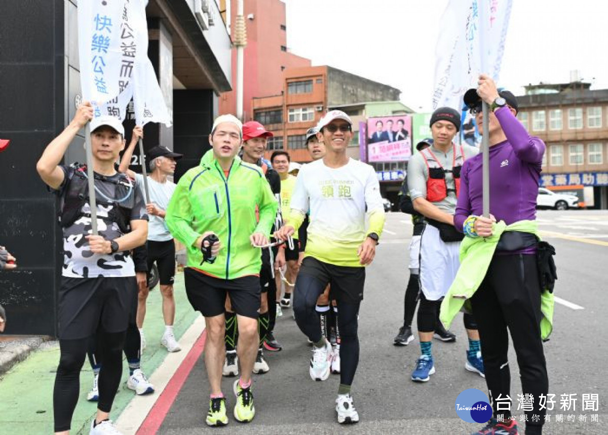 盲人跑者由陪跑員帶領,共同為公益而跑。