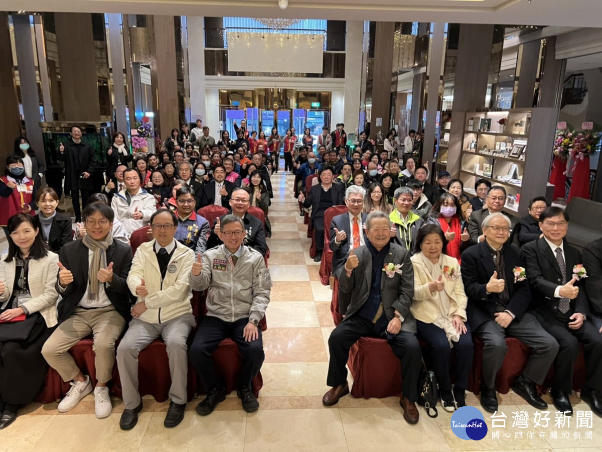 大合照(左起余依靜副局長、周柏吟局長、劉宜廉局長、王明鉅副市長、楊敏盛總裁伉儷、林宗熙副總裁陳文)。<br /><br />