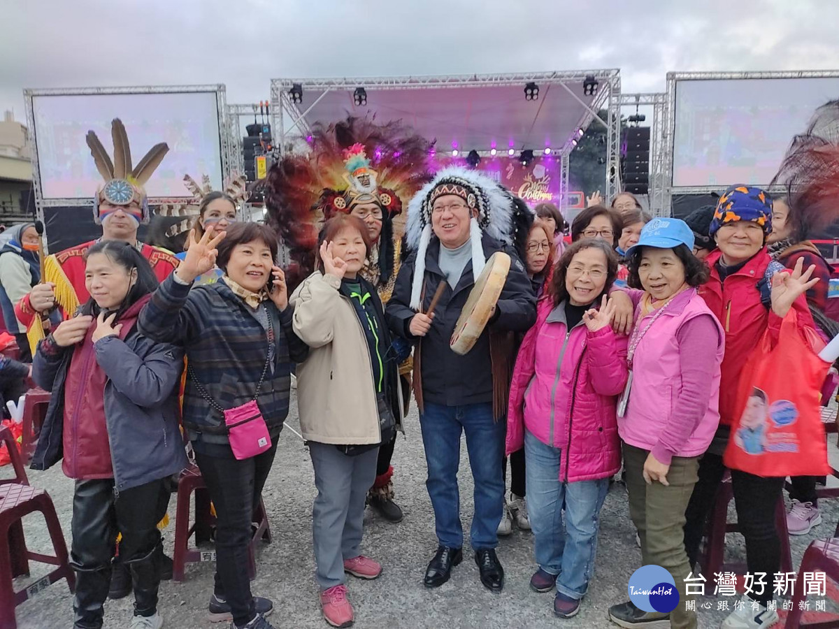 林思銘打扮成印第安人,粉墨登場。