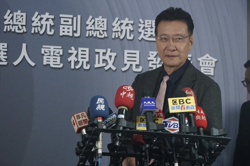 趙少康22日參加電視政見發表會,結束後前往記者會現場回答媒體提問。中央社