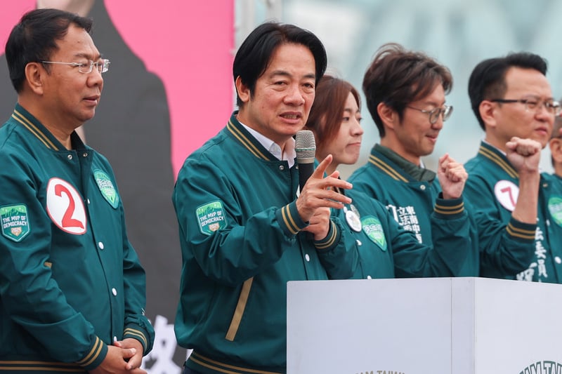 賴清德(左2)23日批評,國民黨籍對手侯友宜家人的「凱旋苑」租金高,每坪比台北101大樓平均還貴。 中央社