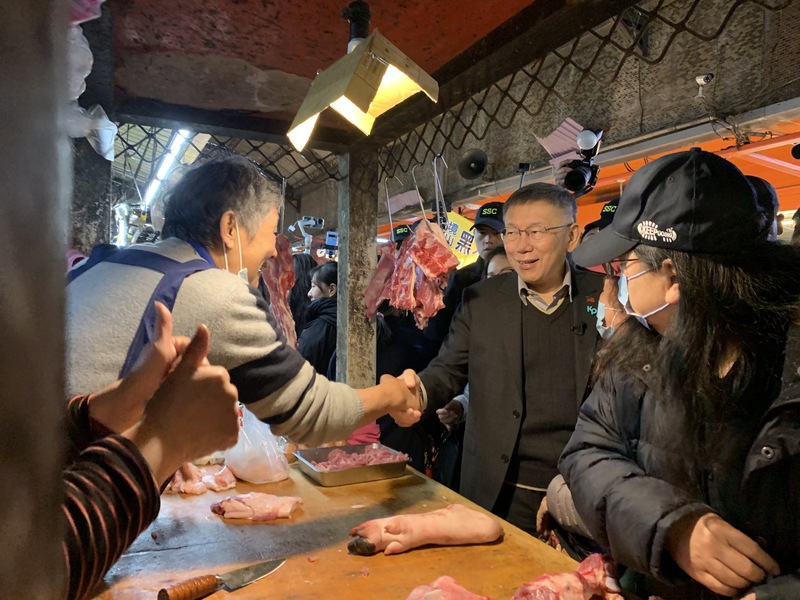 柯文哲23日上午到桃園平鎮山仔頂市場掃街,支持者熱情拍照合影、握手。中央社