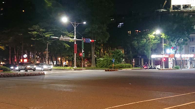 換裝後 「辛亥及復興南路口」既有黃光燈具更換為白光後,明顯提高路口辨識度。圖/臺北市政府工務局