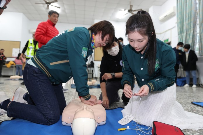 鄭家純鼓舞民眾學CPR，黃秀芳倡導救護知識普及。記者爆料網
