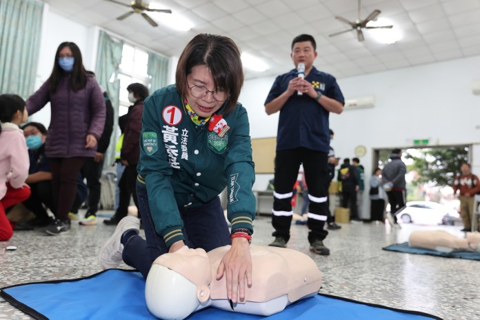 鄭家純鼓舞民眾學CPR，黃秀芳倡導救護知識普及。記者爆料網