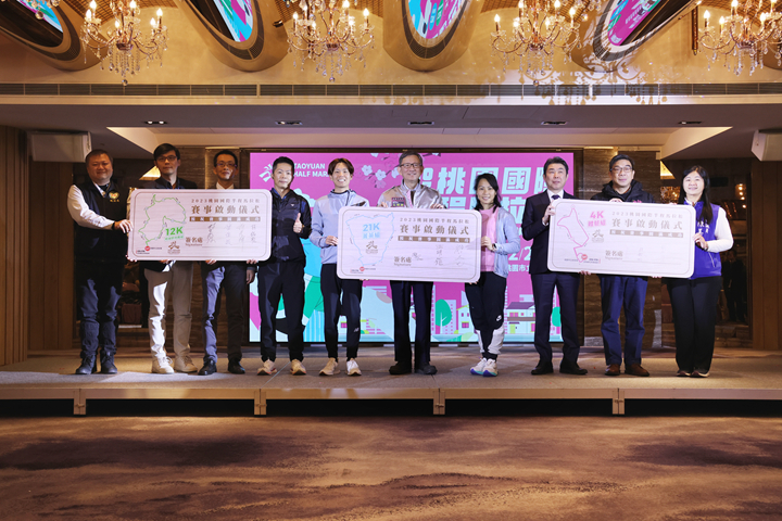 桃園市王明鉅副市長右五帶領選手嘉賓啟動賽事   台灣體育運動競技協會提供