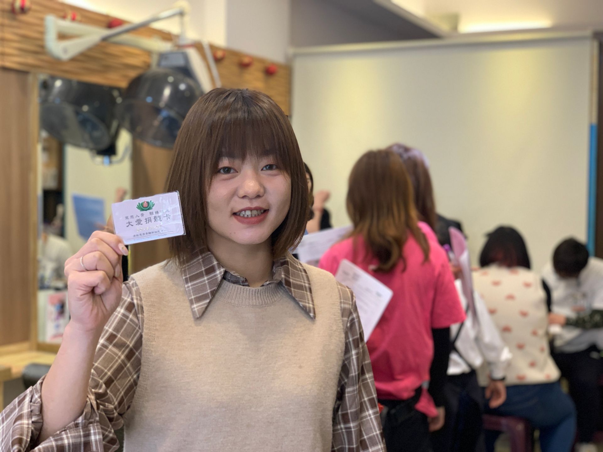 美甲師郭心佩說週六日參加驗血建檔不容易，能夠有企業建檔，提前一小時來上班就可以完成建檔很值得。