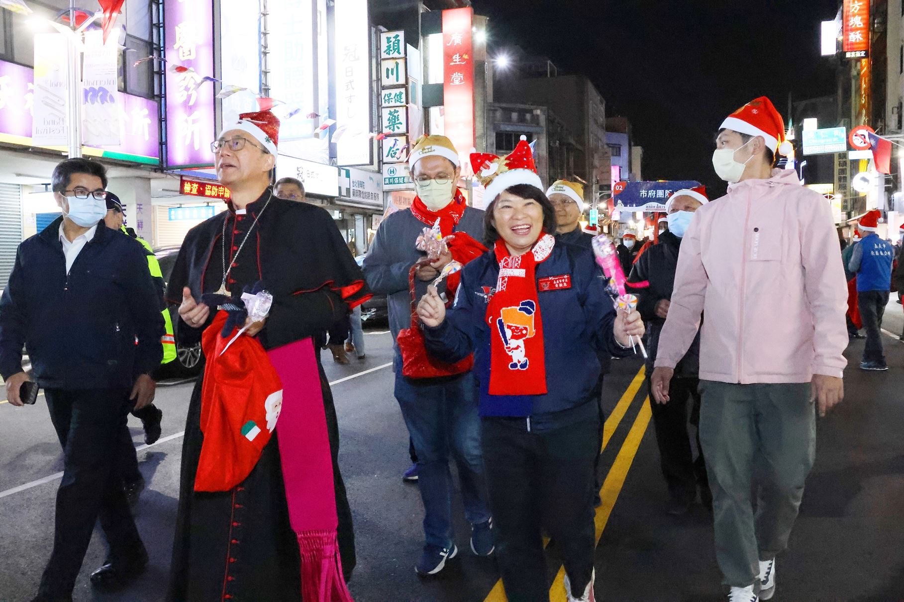 平安夜踩街報佳音嗨翻嘉義市 黃敏惠樂送暖心甜糖