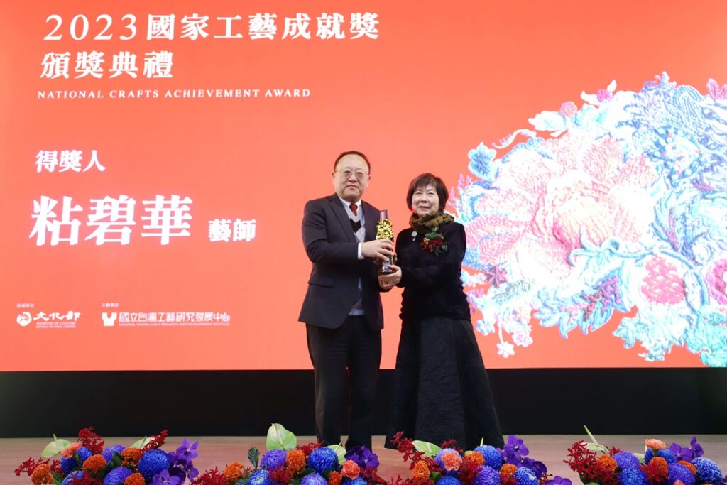文化部長史哲(左)頒發「國家工藝成就獎」獎座予粘碧華藝師。(圖/工藝中心提供)