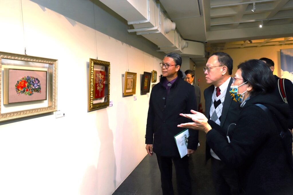 文化部長史哲(中)、工藝中心主任陳殿禮駐足欣賞「國家工藝成就獎」得主粘碧華藝師作品。(圖/工藝中心提供)