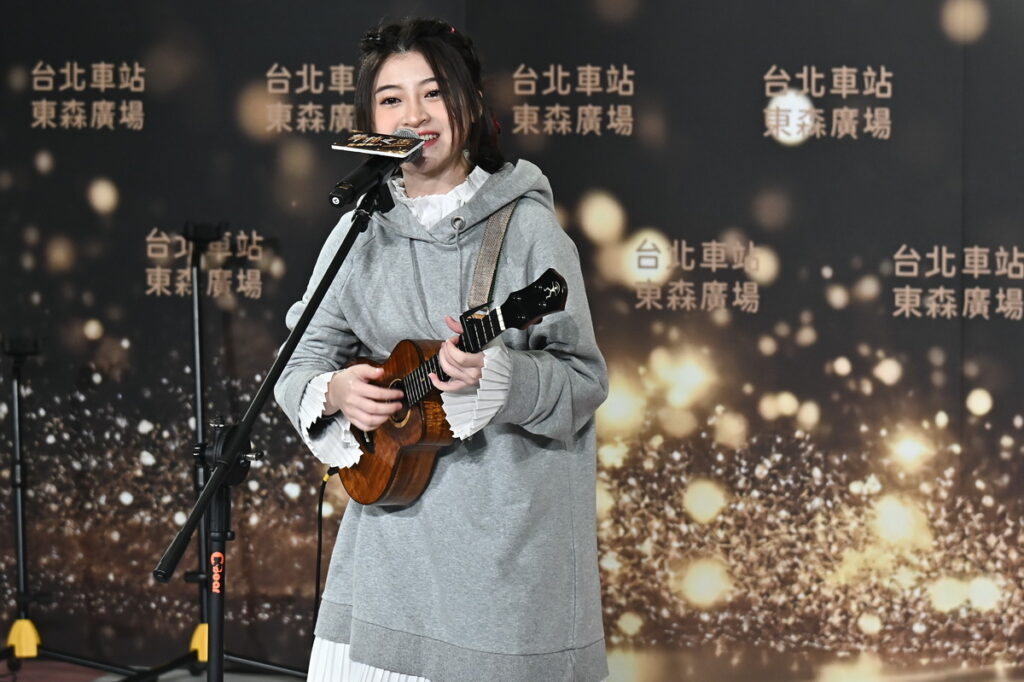 Gail 演唱「心花開」、「掩蓋」和「沒關係啦」三首歌曲,揹著烏克麗麗的模樣俏麗青春