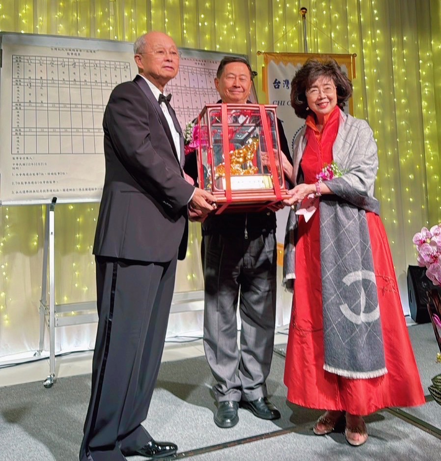 理事長紀文豪賢伉儷,接受祝賀。(圖/台灣紀氏宗親總會提供)