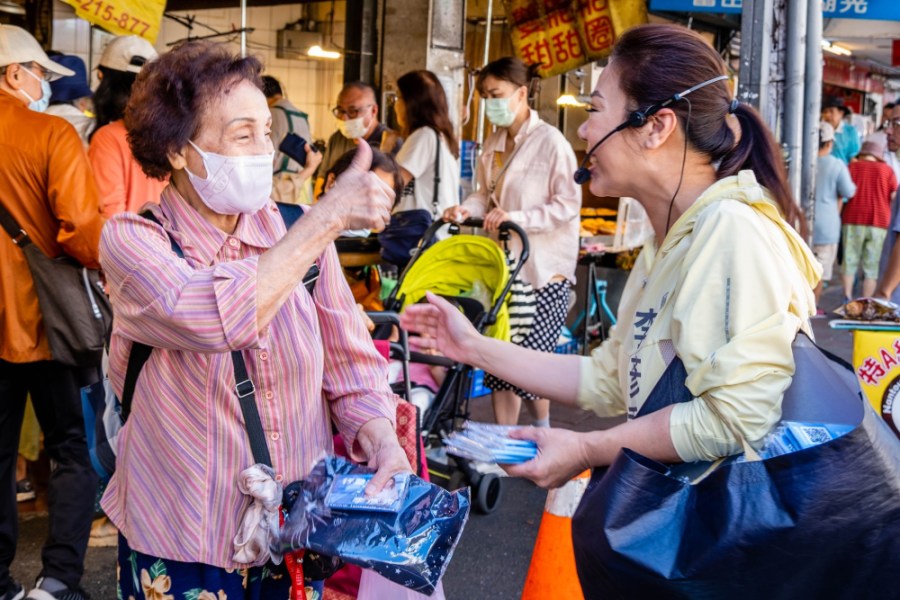 有影/【匯流民調2024區域立委系列2-2】李彥秀吸柯粉支持度過半 高嘉瑜須激化支持者才能一搏 257 李彥秀掃街資料照。