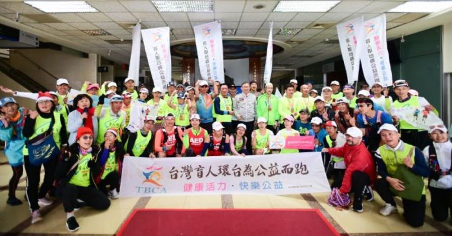 盲人環台為公益而跑　抵達桃園副市長到場支持