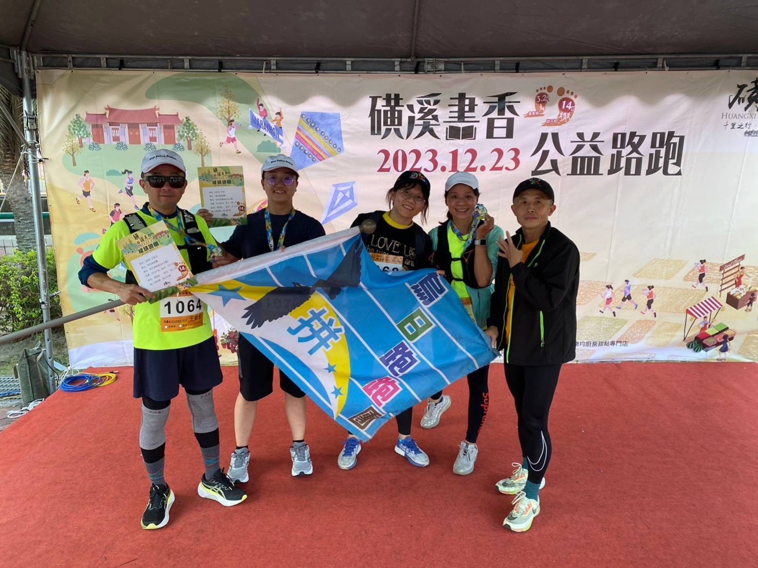 烏日分局在路跑活動前，員警進行反賄選宣傳提醒民眾保持警覺，共同參與反賄選、反詐騙運動。（圖/記者江雁武翻攝）