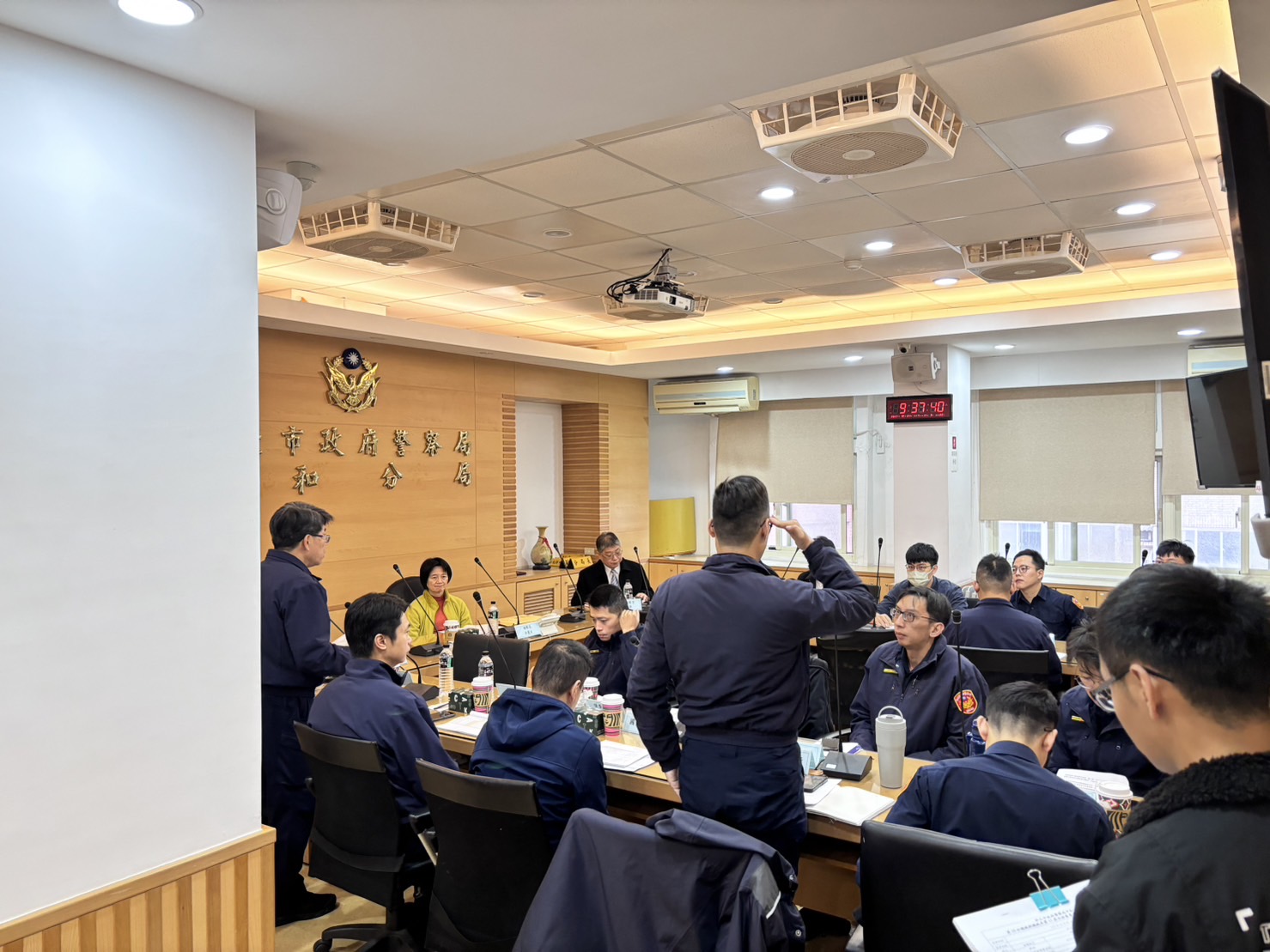 新北地方檢察署檢察長余麗貞率主任檢察官陳旭華、黃筵銘等共同前往中和警分局聽取各派出所所長針對查賄制暴工作簡報。（記者徐煜勝翻攝）