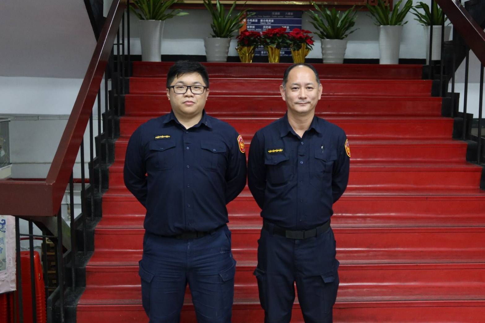 木柵派出所警務佐姜一元(圖右)、警員柳㨗興(圖左)獲報有女子欲在租屋房輕生火速逐戶追查，成功挽回一命。(記者張艷君翻攝)