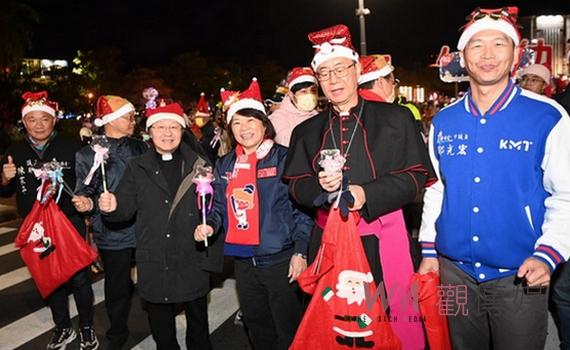 嘉義市迎接聖誕踩街報佳音 綿長隊伍與民互動溫暖寒夜