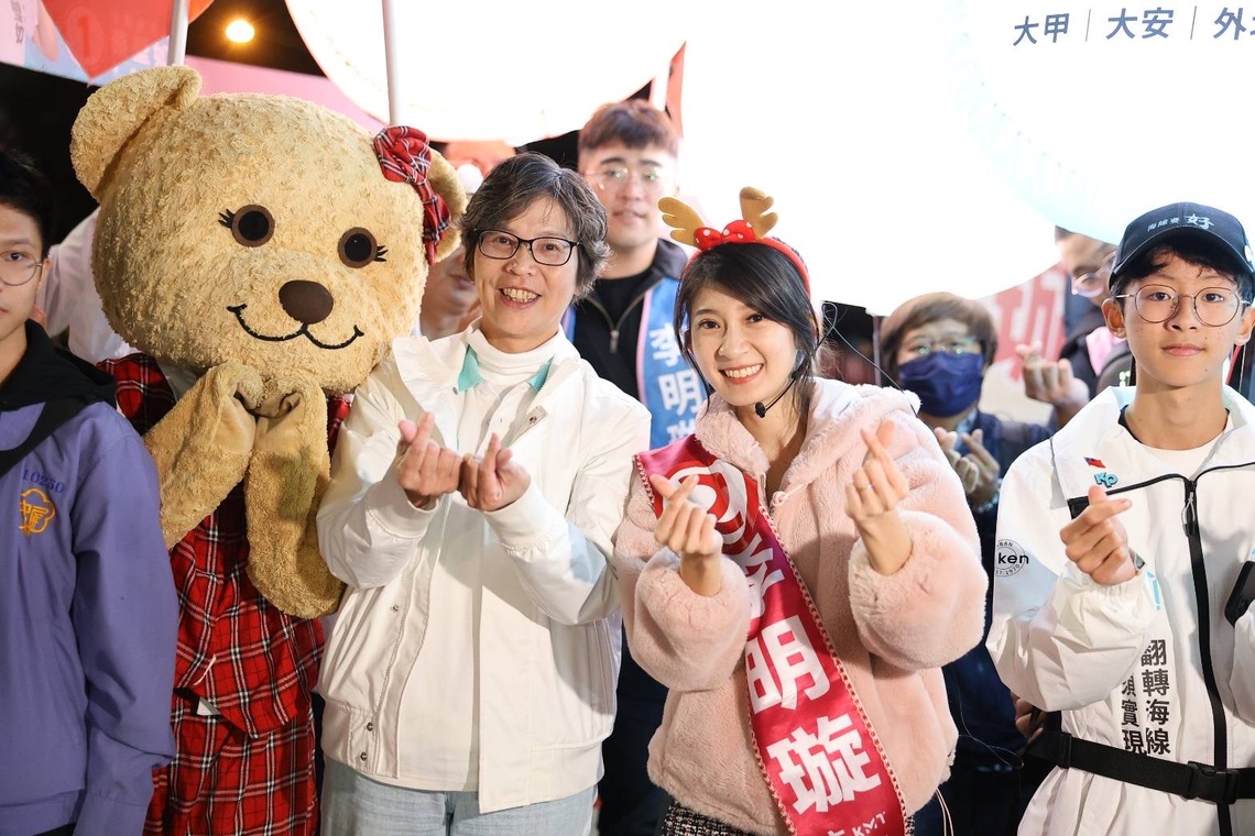 漾新聞|蔡壁如包車到高雄輔選李明璇 二人合體路口拜票受歡迎