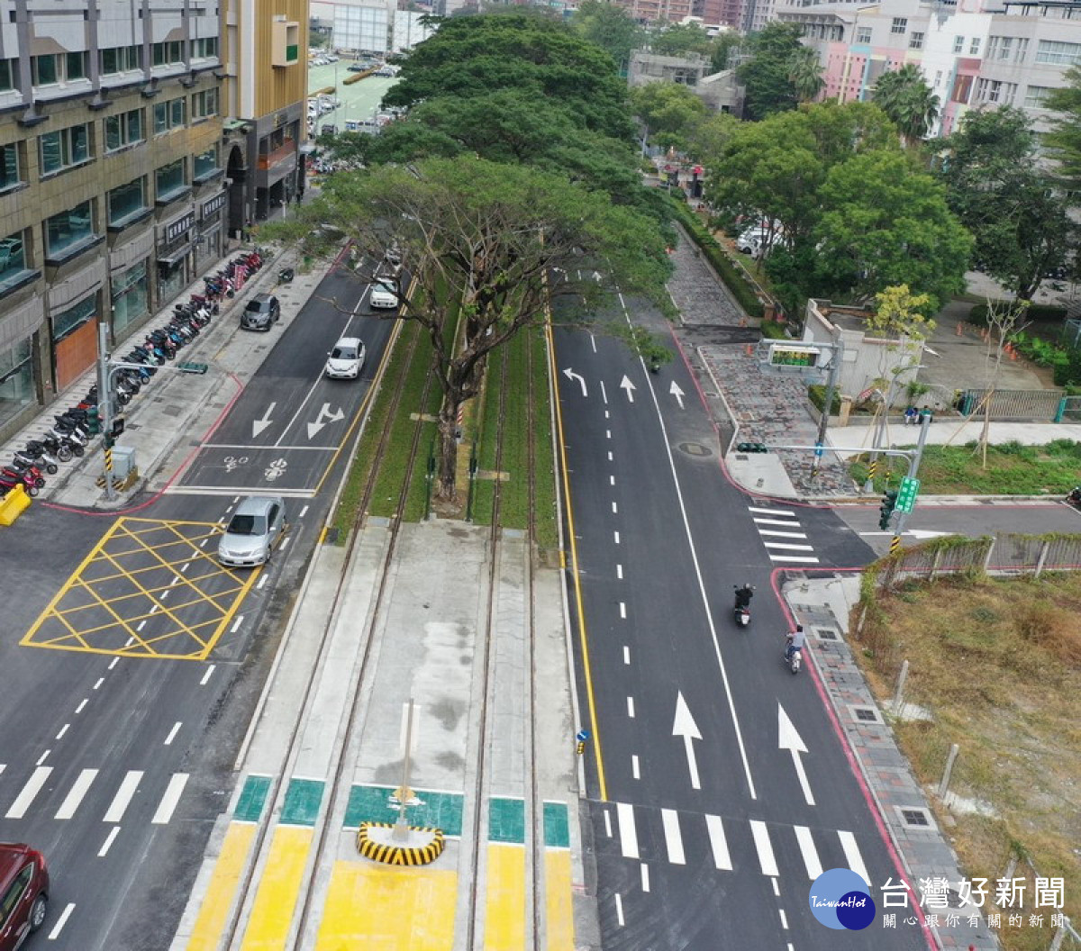 ▲高市輕軌C24至C32站大順路路面全面換新。