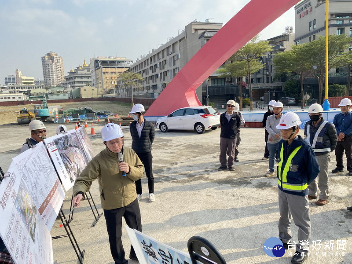 ▲副市長林欽榮前往視察已近完工的龍德新橋及鄰側的107期重劃區道路開闢工程。