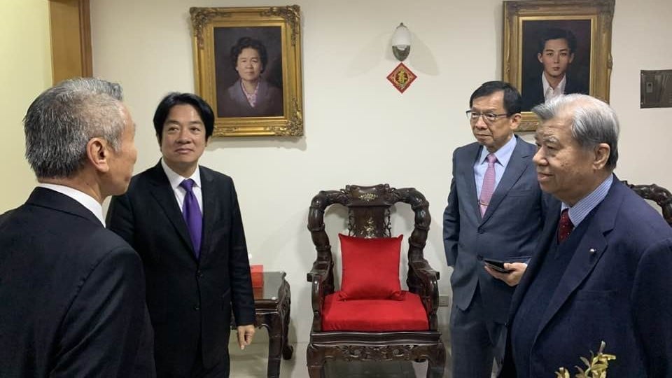 「台灣槍王」廖英熙日前發文曝光3年多前參訪賴清德萬里老家拍攝的照片,牆壁掛上賴清德爸媽的畫像。翻攝廖英熙臉書