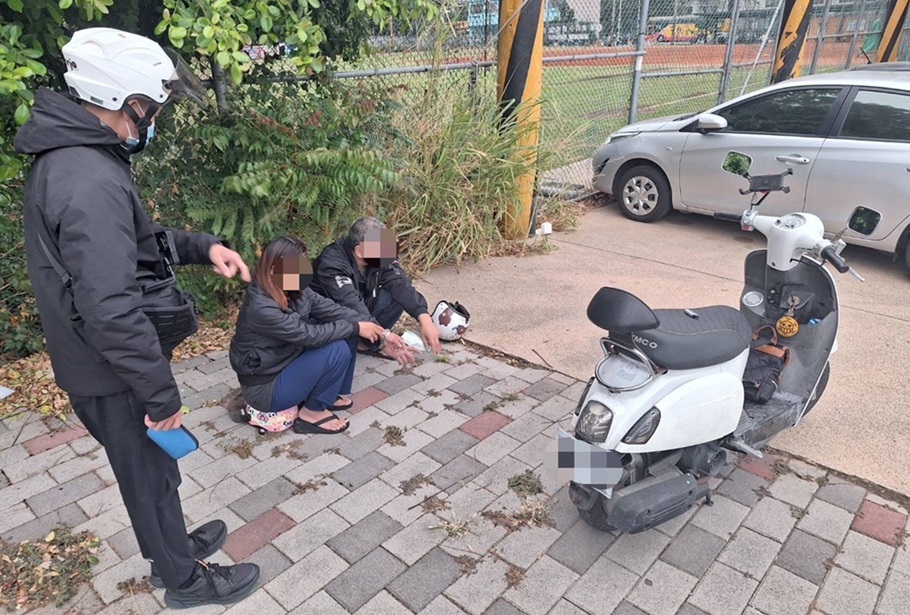 ▲圖說：方男單手插口袋騎機車引員警注意，毒鴛鴦雙雙被逮 （圖／台中市政府提供）