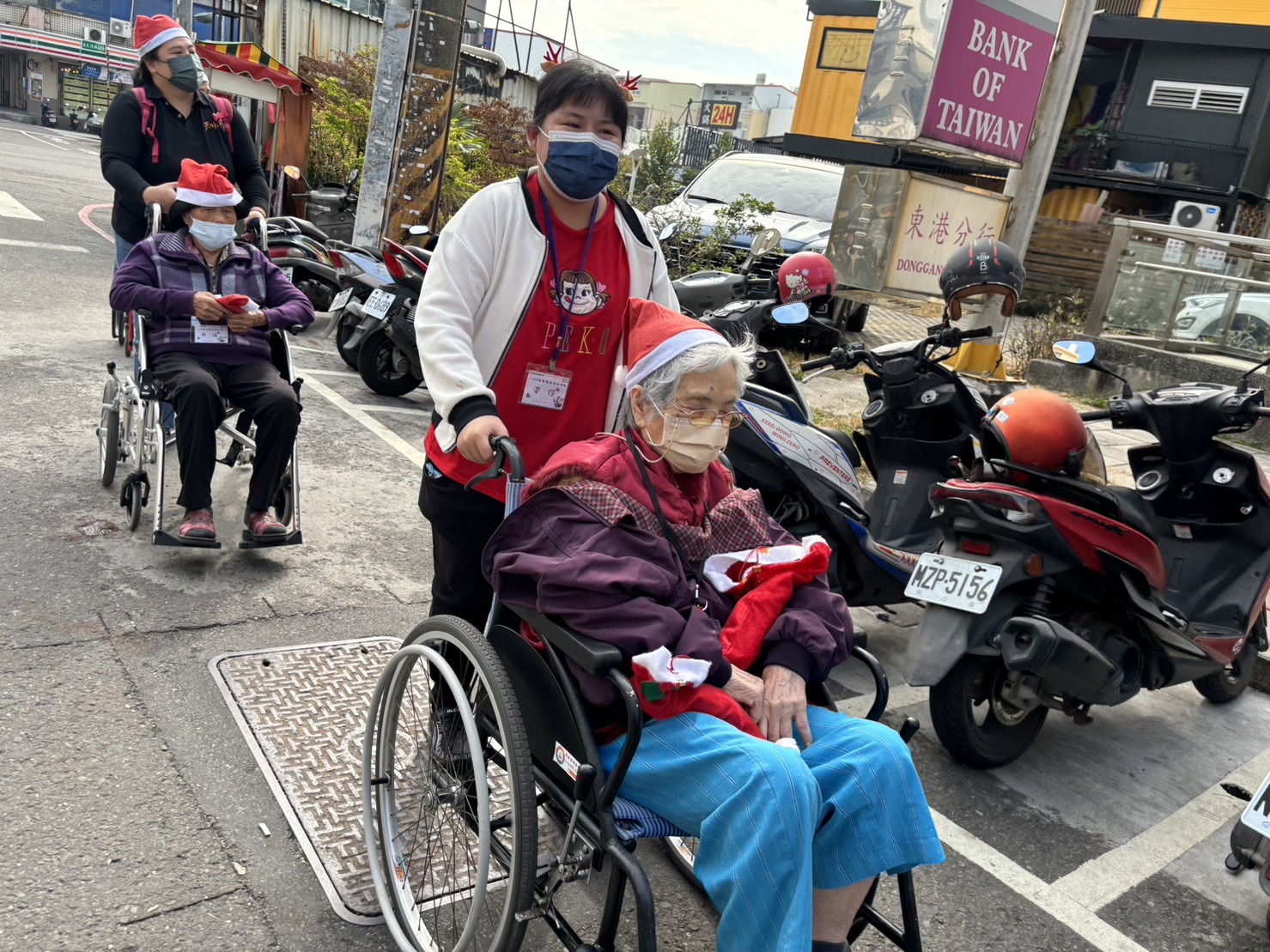 屏東小作所的身障青年小伶,主動協助行動不方便的長輩。
