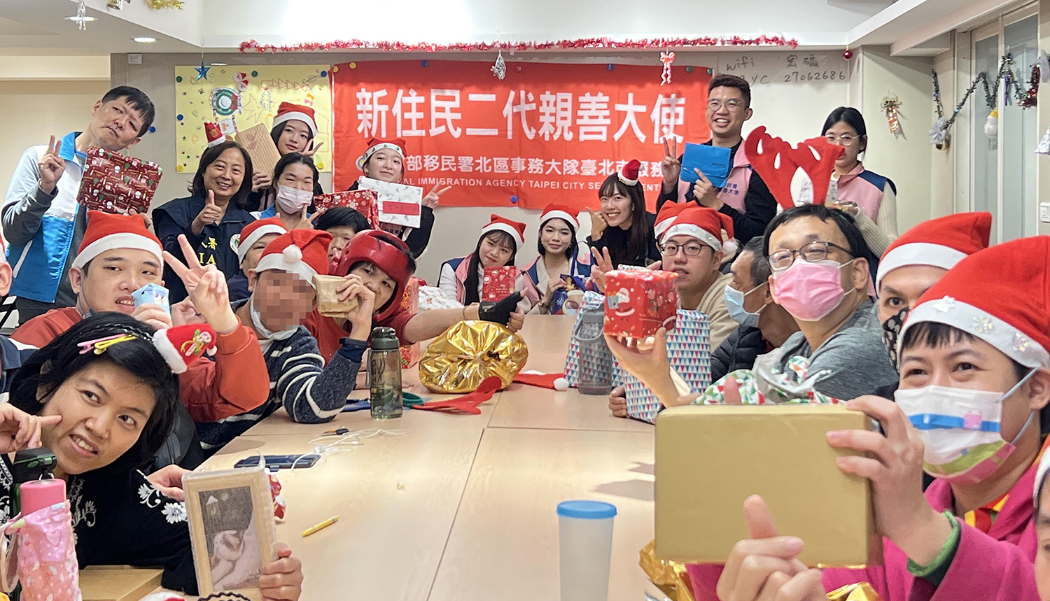 移民署臺北市服務站於聖誕節前夕結合育成社會福利基金會之育成友誼社辦理公益聯歡活動,並關懷該社身障青年,玩起交換禮物遊戲,大家都很開心。