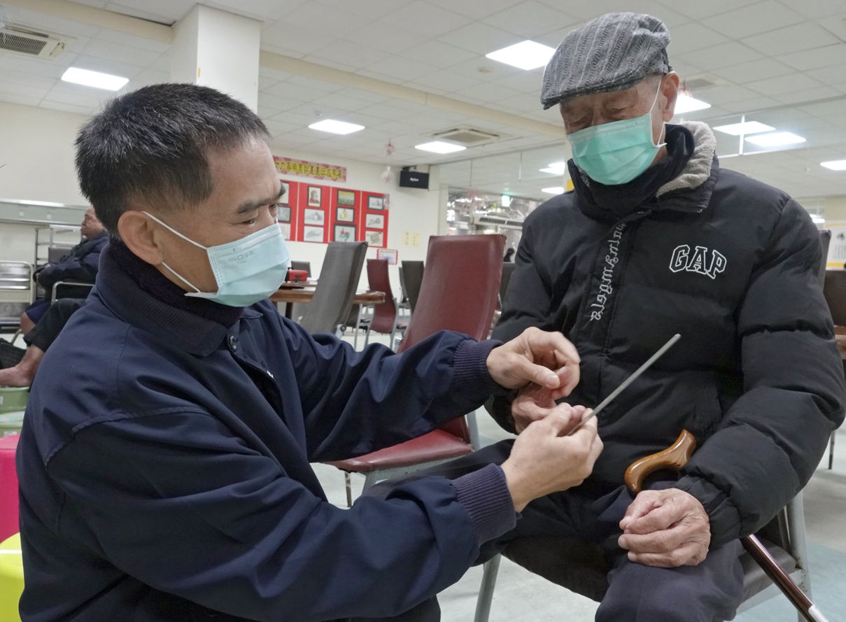 服務長輩修剪指甲的過程,鍾祥庭分享這也是一種修行。