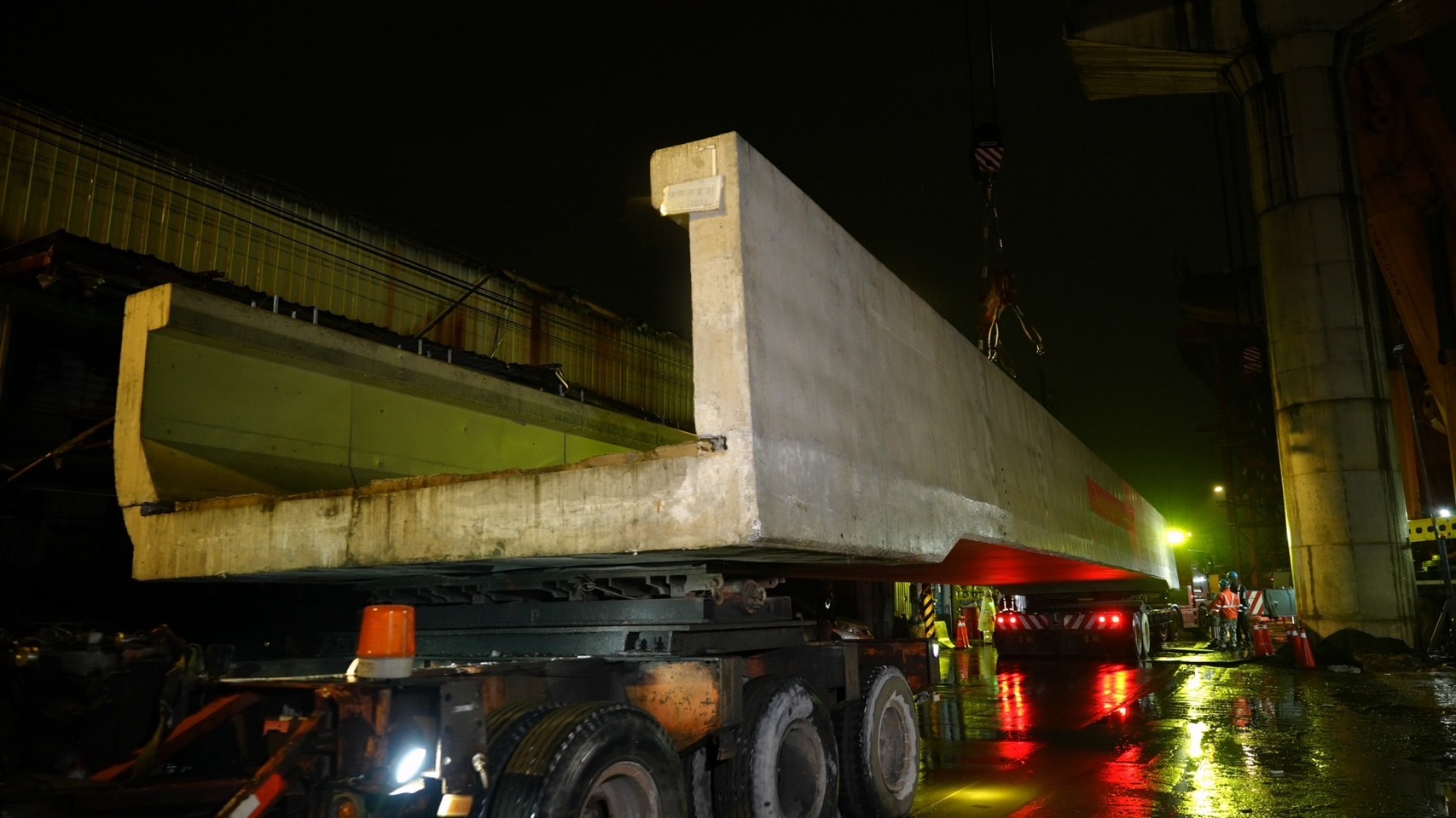 預鑄U型梁進場準備開始吊掛作業。(捷運局提供)