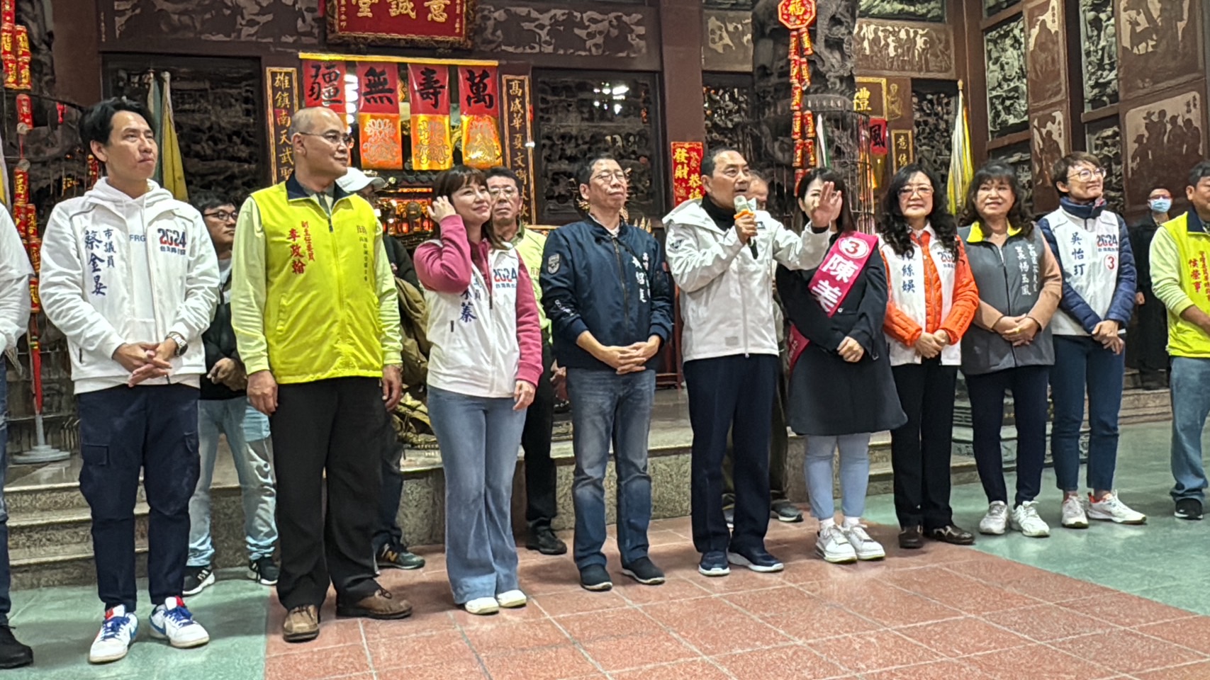 侯友宜頻頻南下高雄,陳美雅估高雄開票數侯賴10萬票內。(競辦提供)