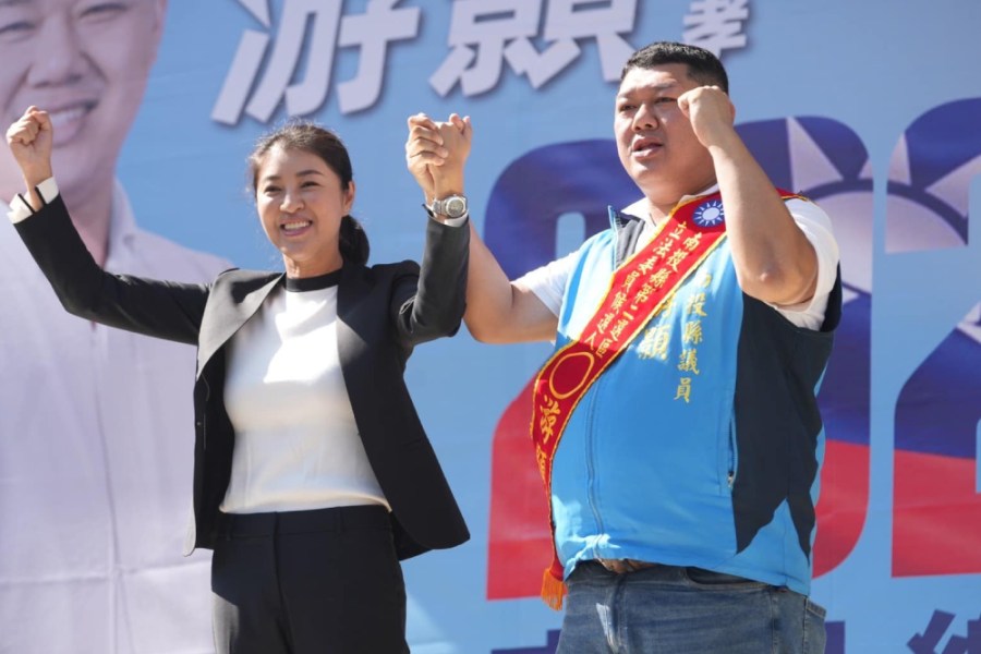 【中部立委6-6】蔡培慧延續補選熱度拚連任 游顥獲許淑華加持有望光復 271 游顥與許淑華合照資料照。