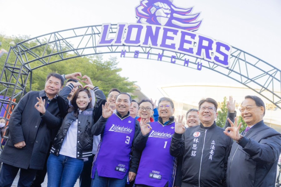 侯友宜合體竹竹苗三縣市長 一起為台灣職籃加油 276 侯友宜24日前往新竹縣出席職籃PLG新竹攻城獅主場賽事。