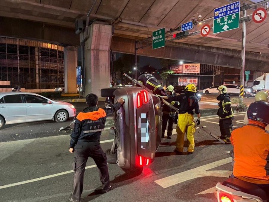 賓士汽車自撞分隔島側翻 左營警積極疏導車流