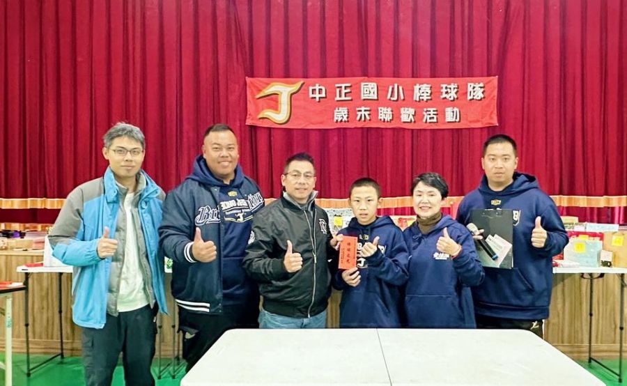 金門中正少棒隊赴台參加全國錦標賽 許燕輝贈程儀加油打氣