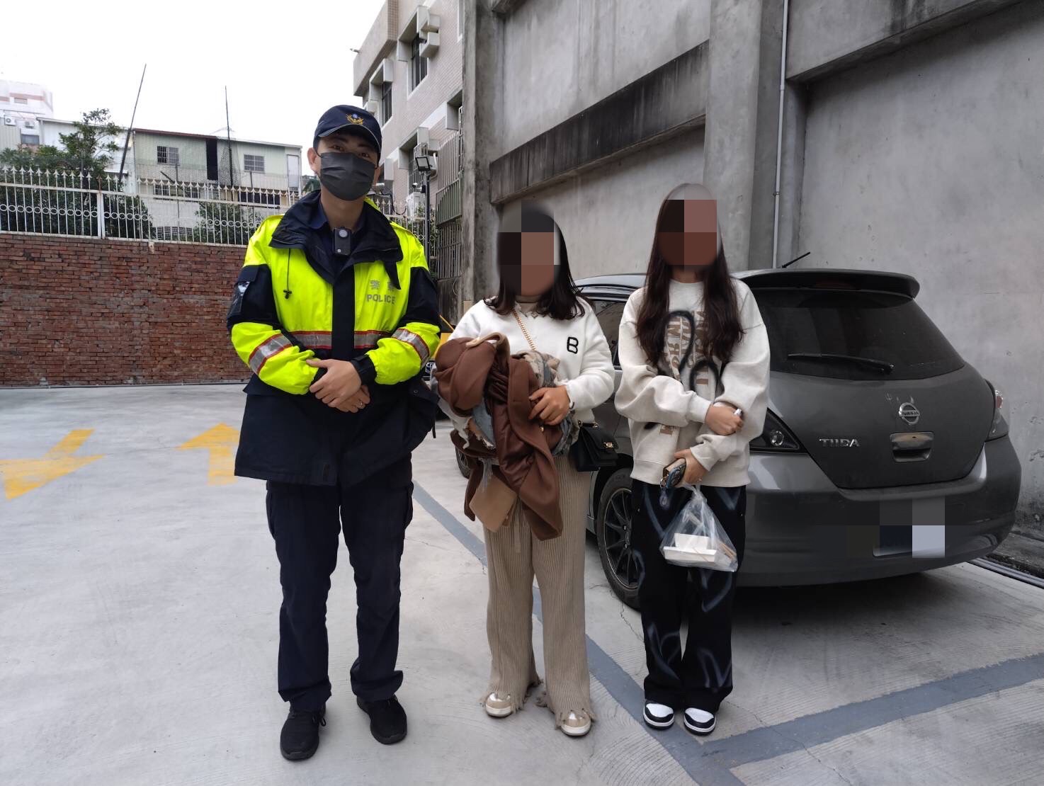 公益所巡警詹鈞智、張羽豐協助民眾找尋車輛停放處。（圖/記者江雁武翻攝）