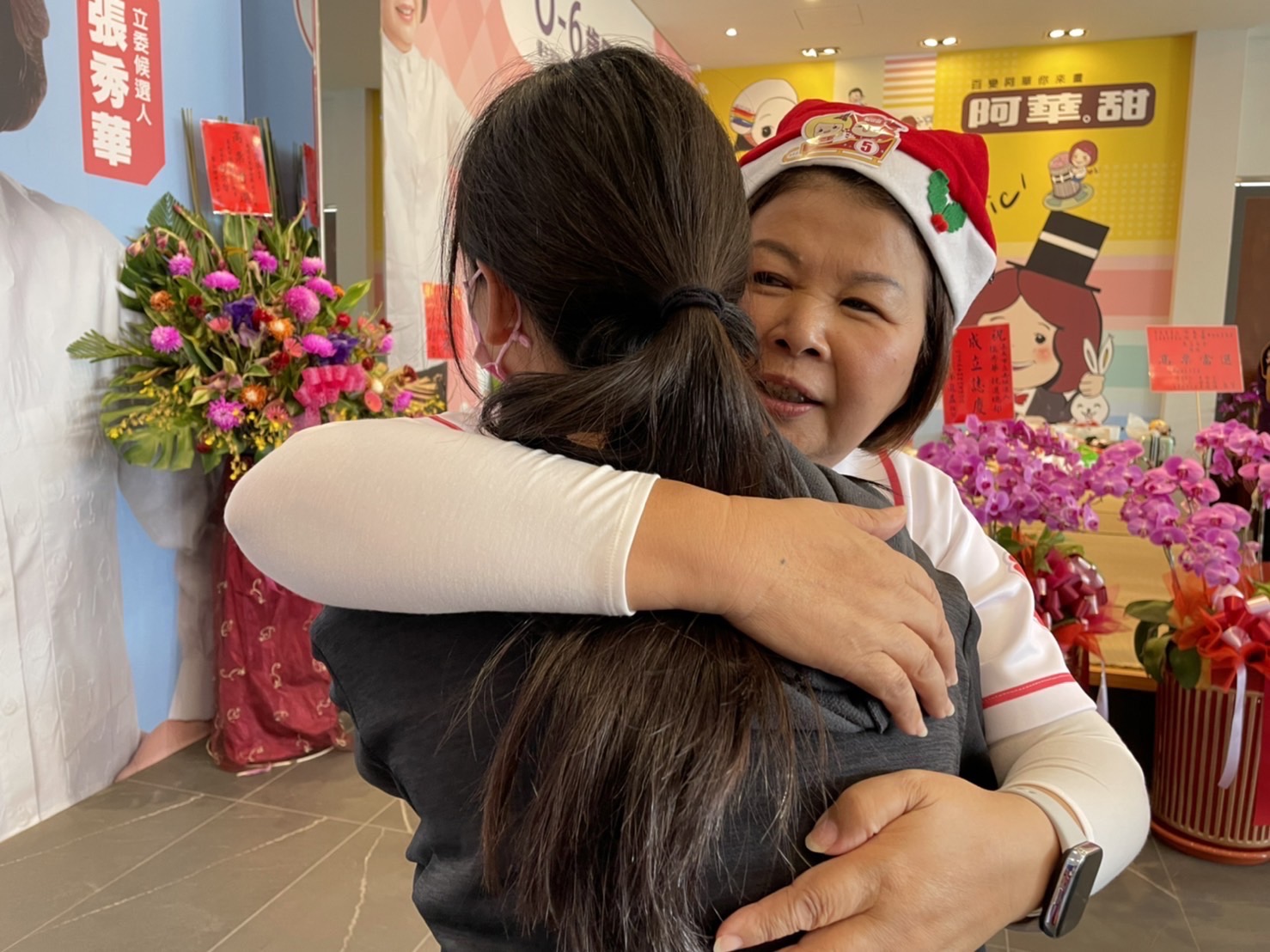 受育幼院照顧11年的小婷考上大學且收容屆滿張秀華獲知心中不捨贈行李箱抱著她祝她學習順利前程似錦。(張秀華競總提供)