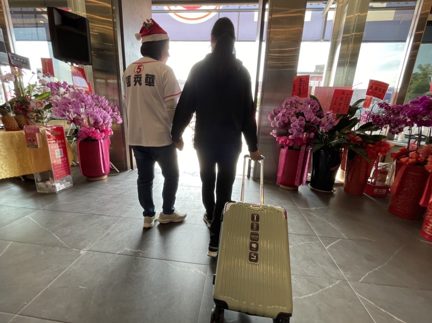 小婷提著許願行李箱由張秀華送離競選總部。(張秀華競總提供)