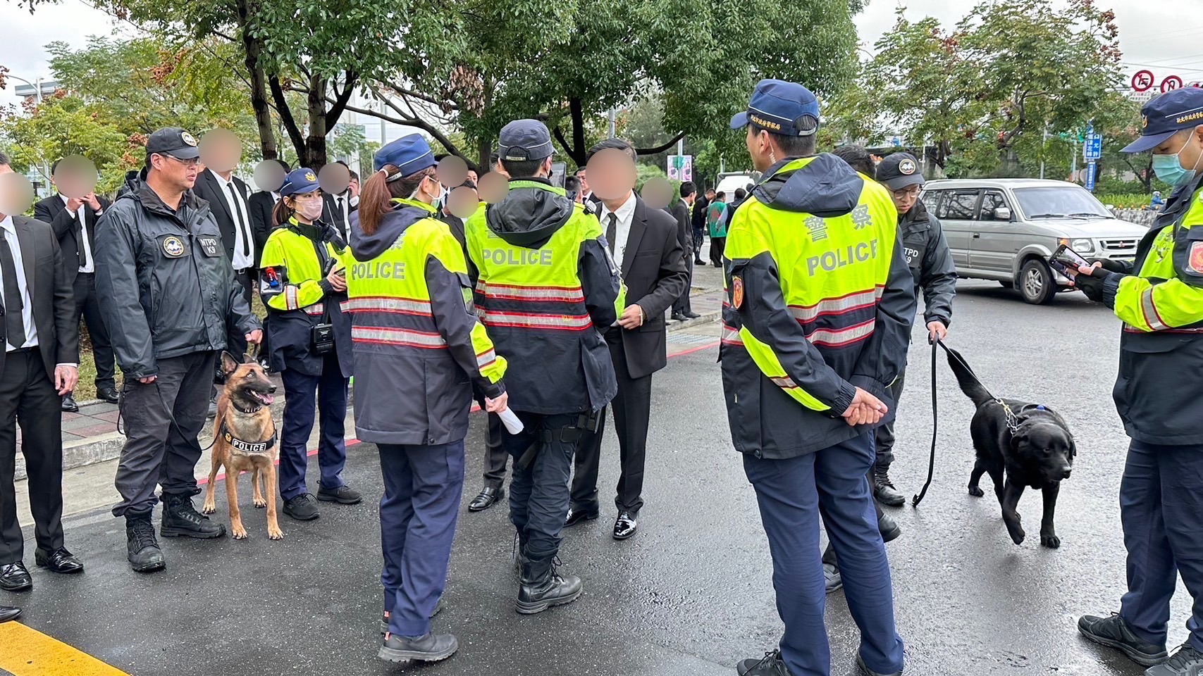 海山警對參與公祭人士嚴加盤查。（記者徐煜勝翻攝）