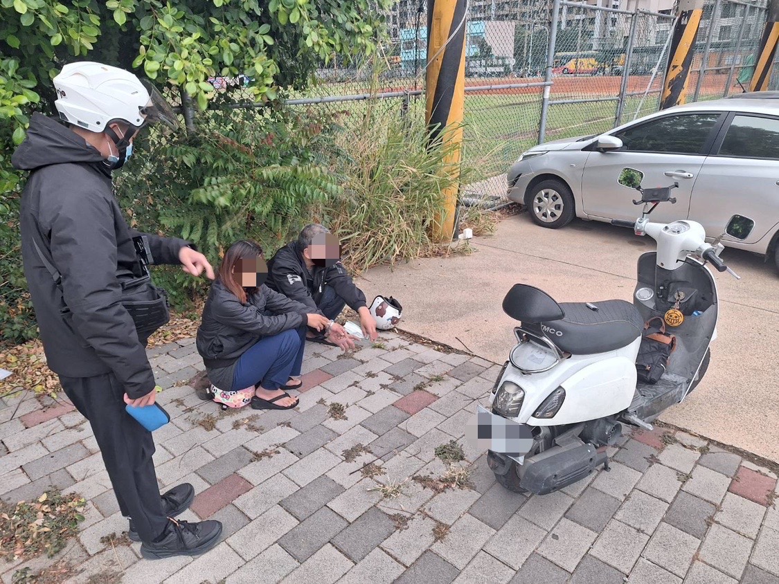 員警盤查過程中，通緝犯不時盯著機車置物箱。（圖/記者江雁武翻攝）