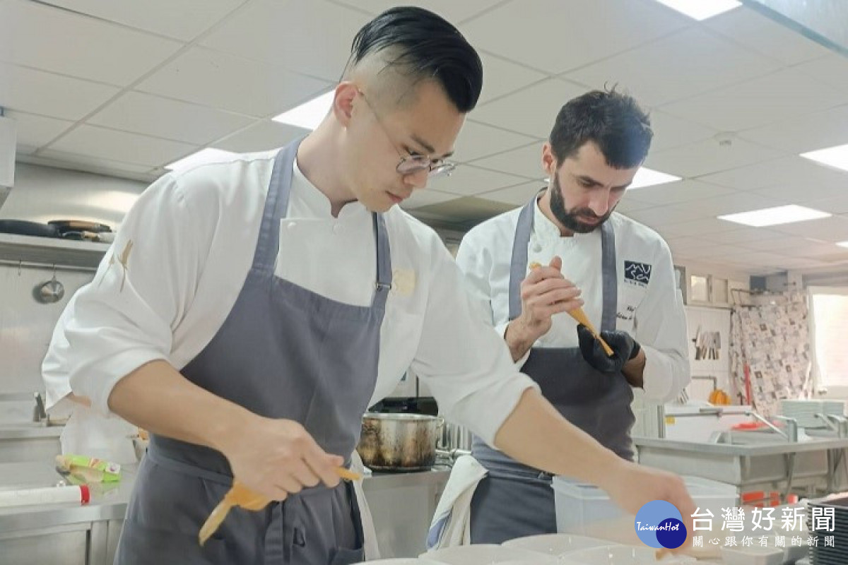 中華大學邀請米其林二星主廚到校示範料理，大秀廚藝。