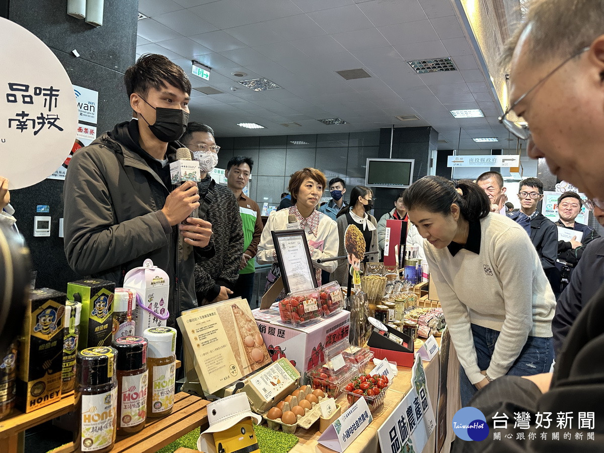 許縣長等來賓到各展示攤巡禮。(記者扶小萍攝)