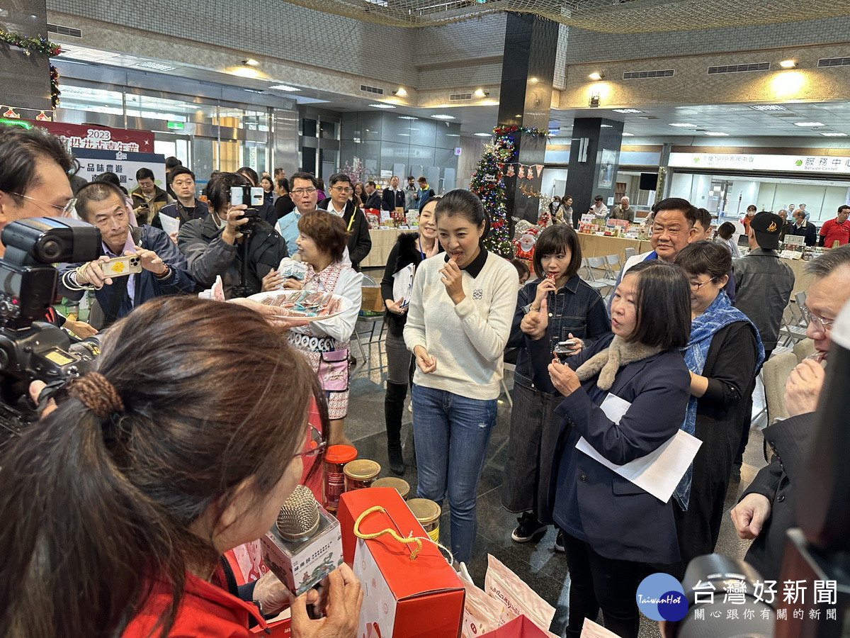 許縣長等對農產運銷公司肉品很推薦。(記者扶小萍攝)