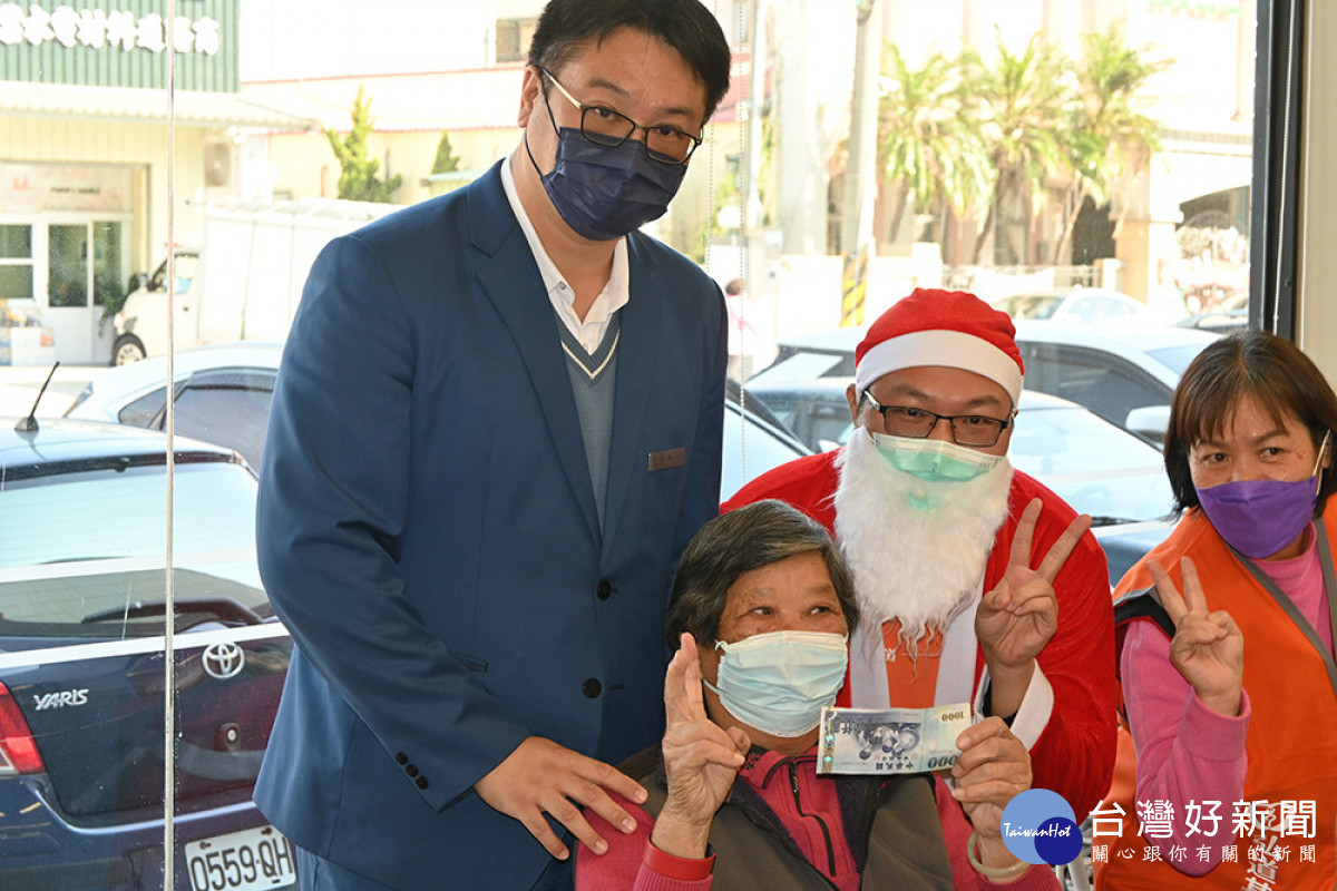 宗承汽車志工與長輩們與聖誕老公公進行小遊戲後配對購物/陳致愷攝影