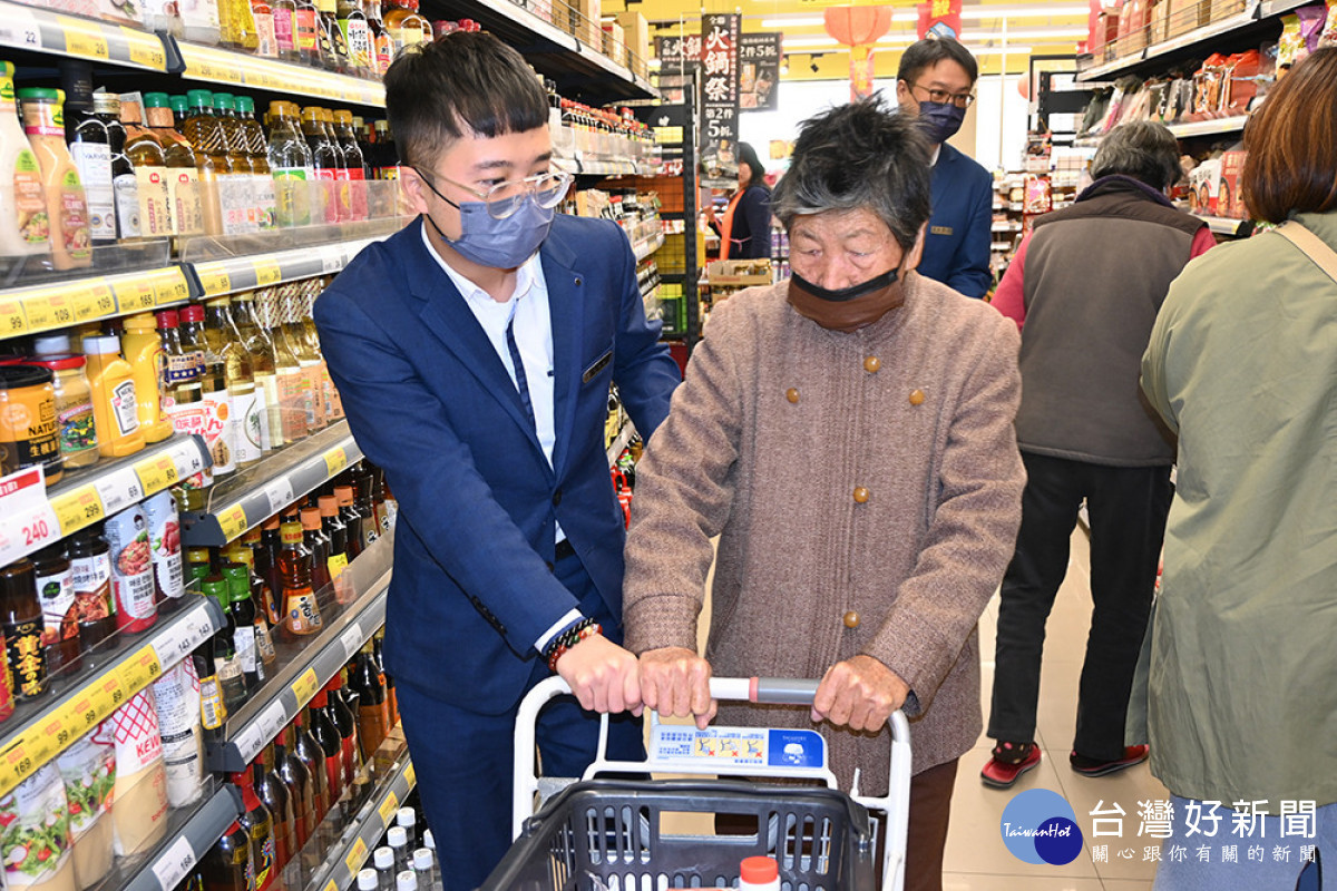 志工協助長輩採買生活用品/陳致愷攝影