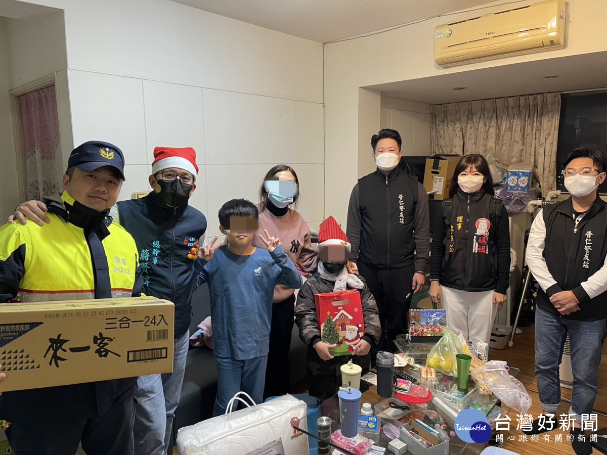聖誕佳節寒冬送暖,中壢分局結合民間團體助弱勢。